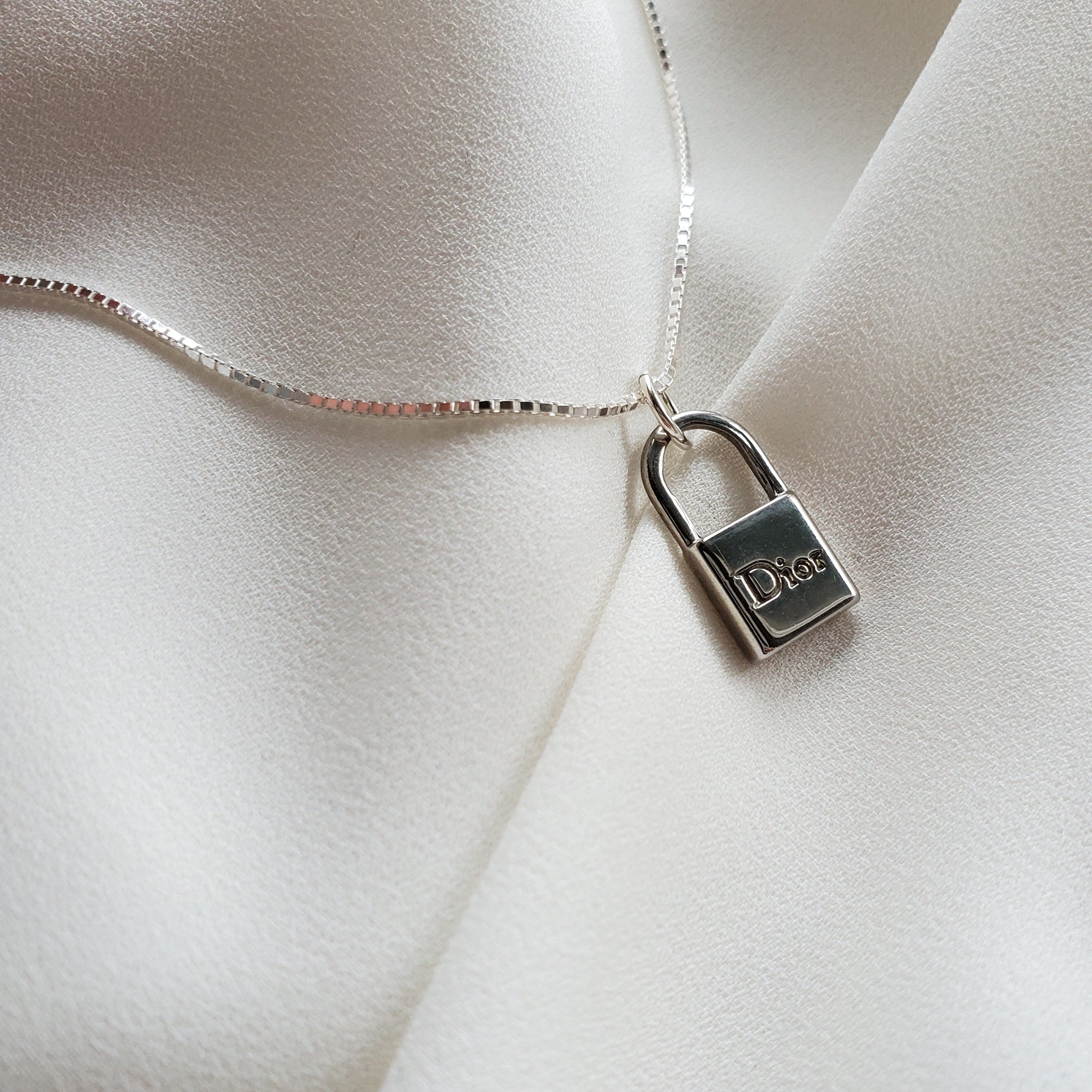 Dior fashion necklace lock